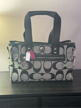 Coach Signature Canvas Tote in Black/Gray pink interior